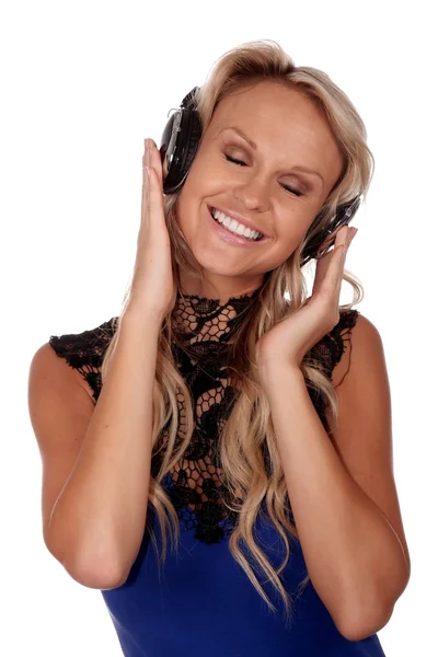 Vacker tjej med musik hörlurar — Stockfoto