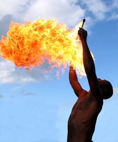 Feuerschlucker im Zirkus — Stockfoto