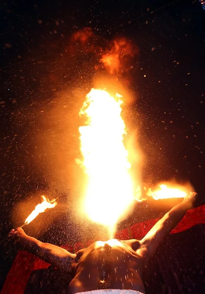 Feuerschlucker im Zirkus — Stockfoto