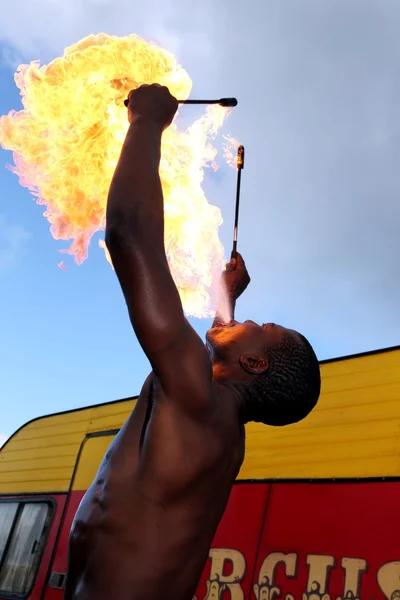 Пожиратель огня в цирке — стоковое фото