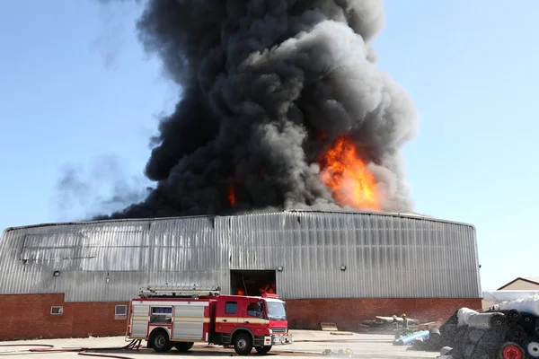 Desastre de incêndio no armazém — Fotografia de Stock