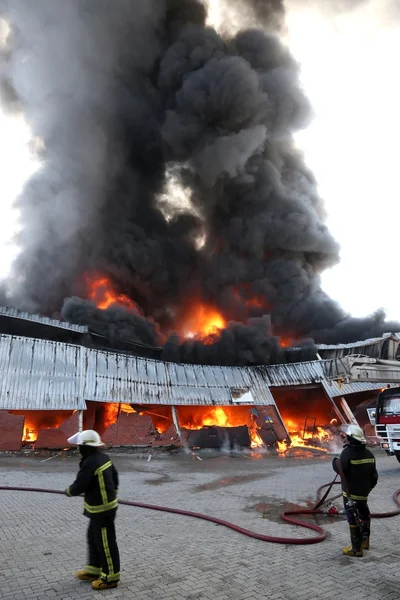 Brandkatastrophe in Lagerhalle — Stockfoto
