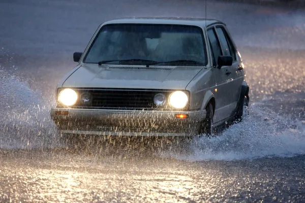 Condução de veículos em chuva pesada — Fotografia de Stock