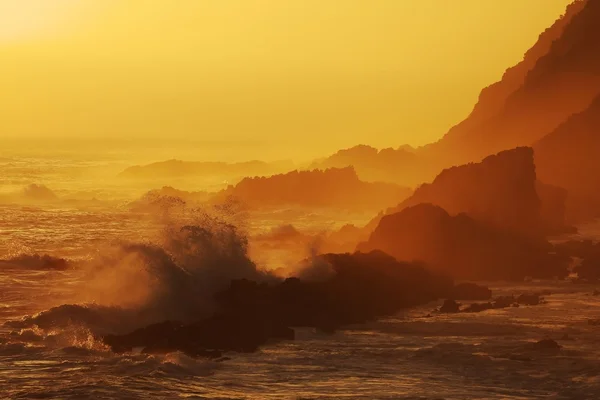 Закат скалы и море — стоковое фото
