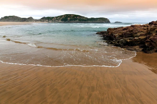 Belle plage isolée — Photo