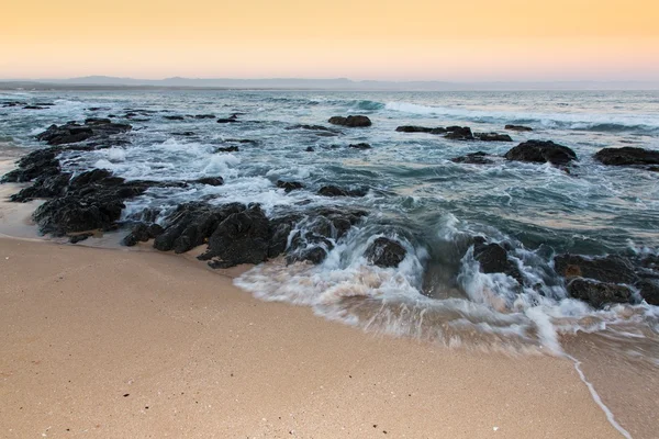 Afgelegen strand — Stockfoto