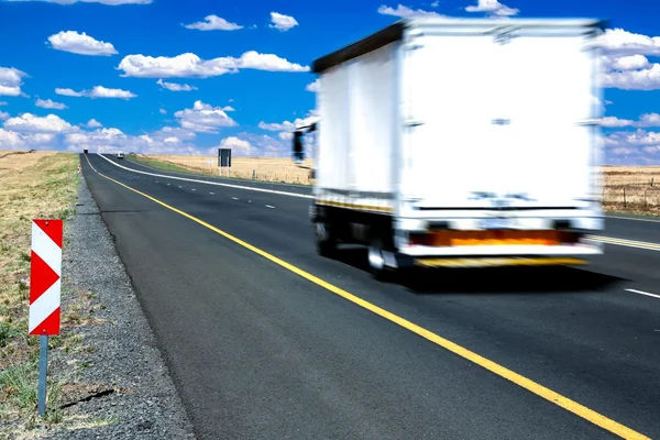 Trucker vozidlo na silnici — Stock fotografie