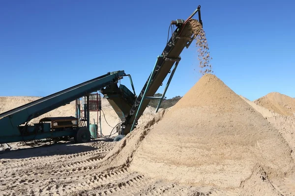 Pila de arena y máquina de proyección — Foto de Stock