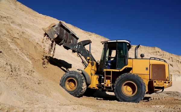 Front-end loader in zand steengroeve — Stockfoto