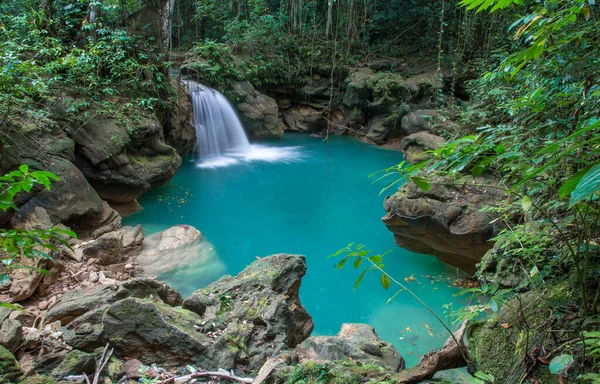 Hermosa Cascada Piscina Azul Aguamarina Selva Tropical Jamaica Fotos de stock