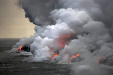 Lav okyanusa akıyor.