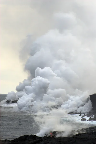 Lava rinner ut i havet — Stockfoto