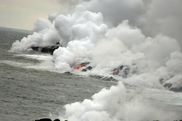 Lava die in de oceaan stroomt — Stockfoto