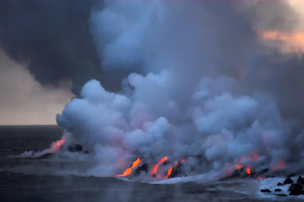 Lava die in de oceaan stroomt — Stockfoto