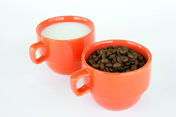 Zwei Tassen mit Kaffee und Milch — Stockfoto