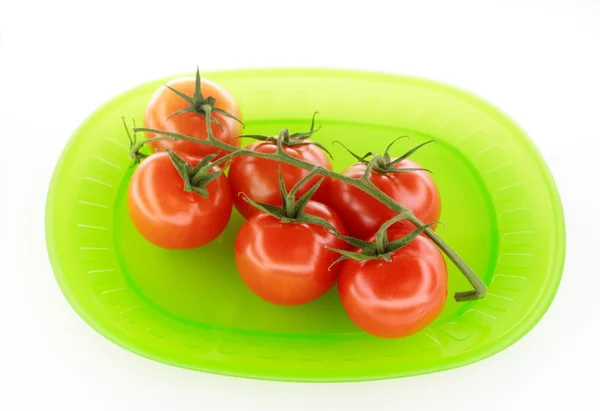 Pomidory na zielonej tabliczce — Zdjęcie stockowe