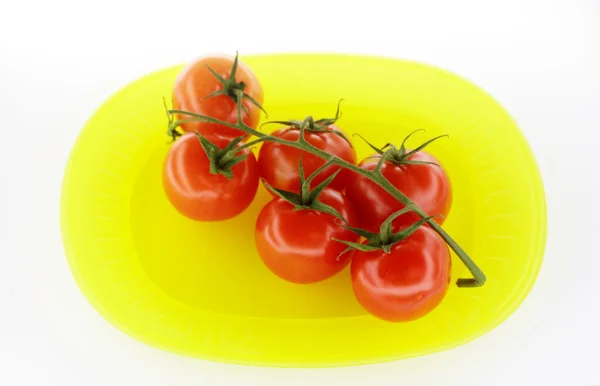 Pomodori su piatto giallo — Foto Stock