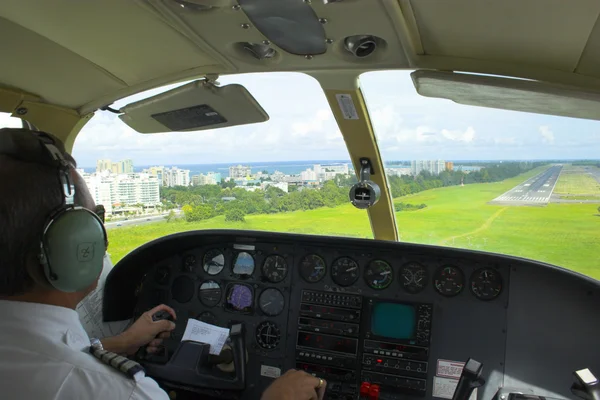 Pilot im Flugzeug — Stockfoto