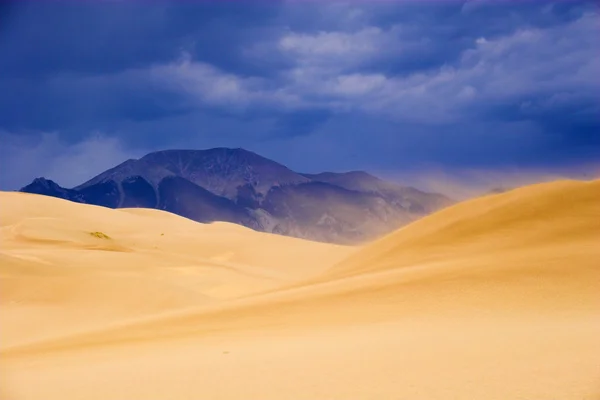 Trovoada sobre dunas de areia — Fotografia de Stock