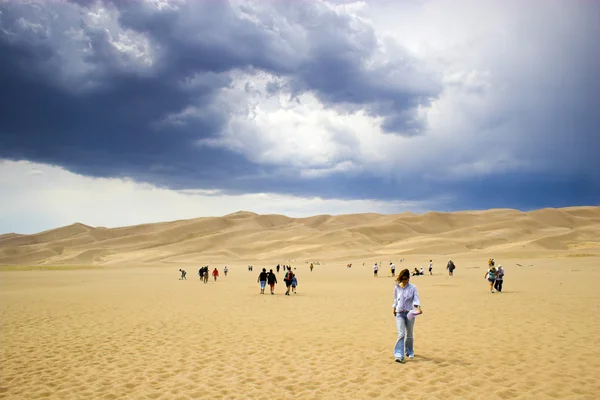 Passeggiare tra dune di sabbia — Foto Stock