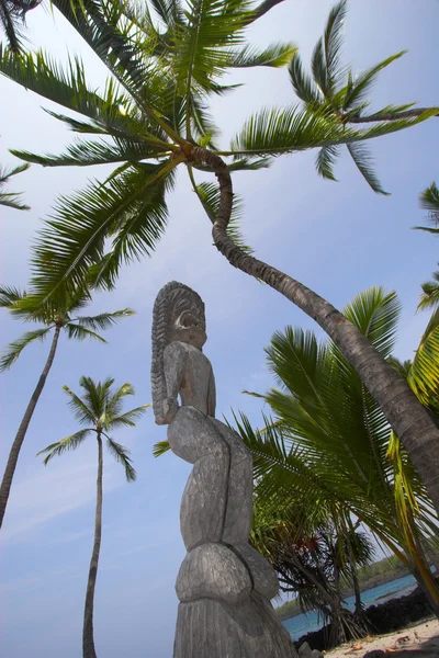 Идол и пальмы — стоковое фото