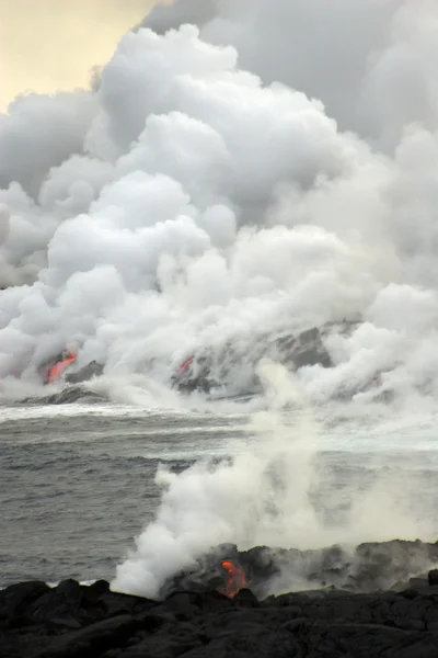 Lava fluindo para o oceano — Fotografia de Stock