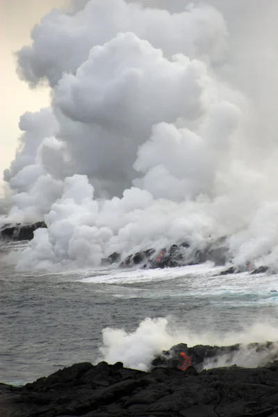 Lava que desemboca en el océano — Foto de Stock