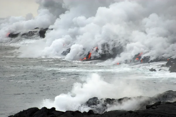 Lava die in de oceaan stroomt — Stockfoto