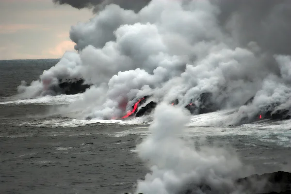 Lava coulant dans l'océan — Photo