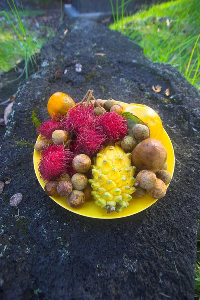 Assiette de fruits exotiques — Photo
