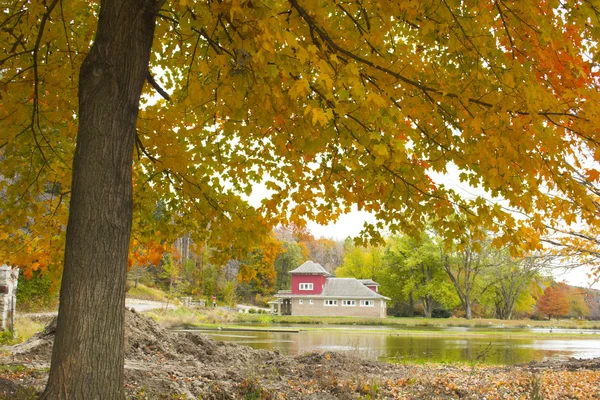 Casa de otoño —  Fotos de Stock