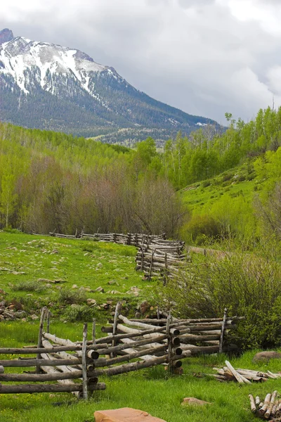 Горный пейзаж и забор — стоковое фото