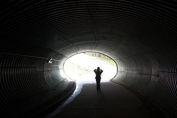 トンネルと少女 — ストック写真