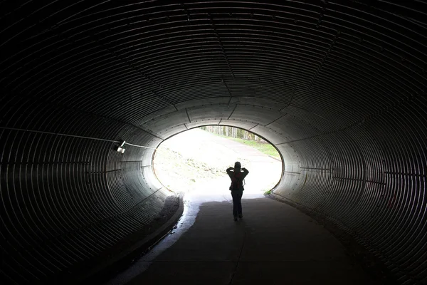 Túnel e menina — Fotografia de Stock