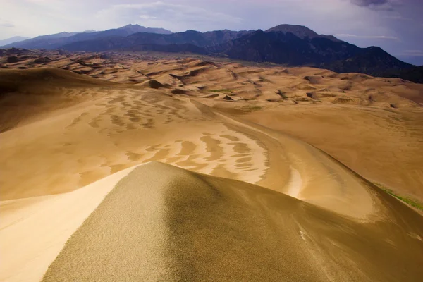 Гроза над песчаными дюнами — стоковое фото