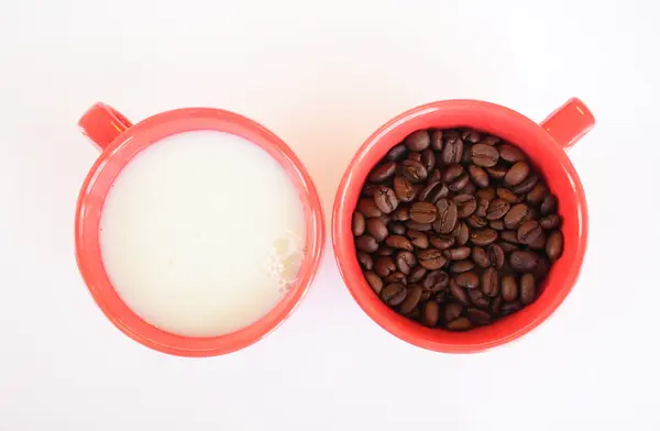 Twee kopjes koffie en melk — Stockfoto