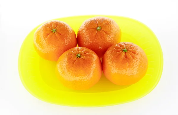 Tangerines on yellow plate — Stock Photo, Image