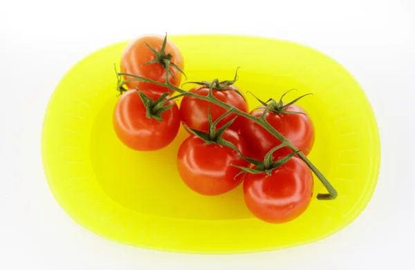 Tomates em prato amarelo — Fotografia de Stock