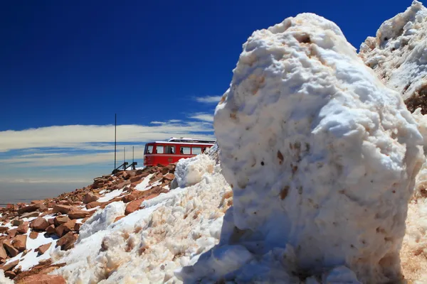 Schneehaufen und ein Zug — Stockfoto