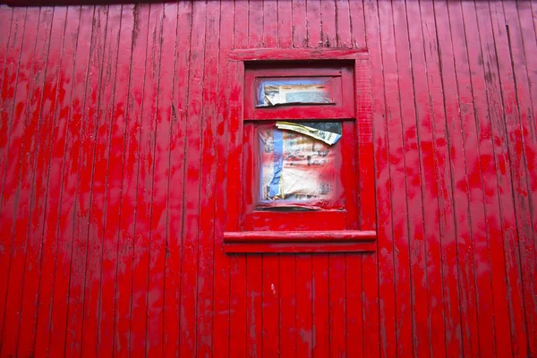 Pared roja con ventana — Foto de Stock