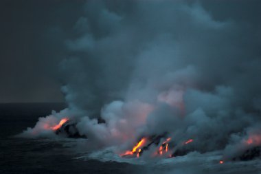 Lav okyanusa akıyor.