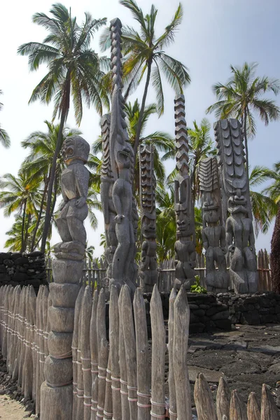 Houten idolen en tempel — Stockfoto