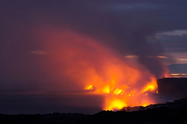 Lava fluindo para o oceano — Fotografia de Stock