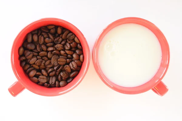 Zwei Tassen mit Kaffee und Milch — Stockfoto