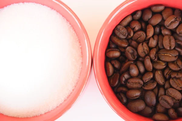 Zwei Tassen mit Kaffee und Zucker — Stockfoto