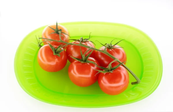 Pomodori su piatto verde — Foto Stock