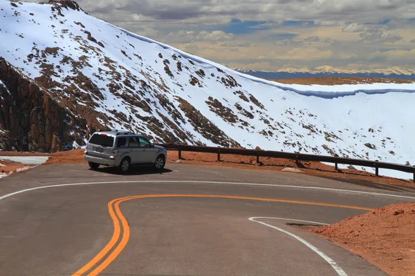 Dağlarda yol — Stok fotoğraf