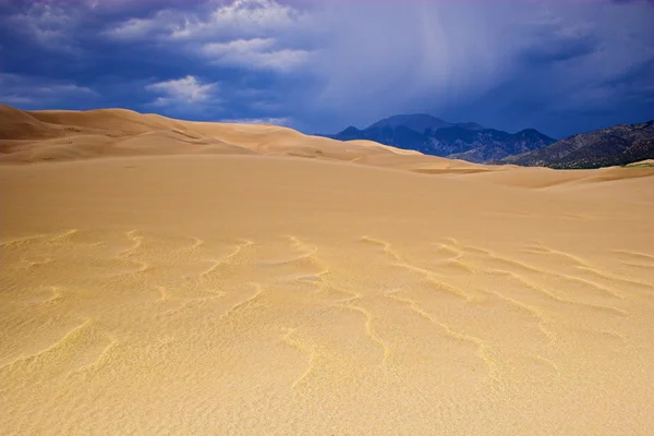 Bouřka nad písečnými dunami — Stock fotografie