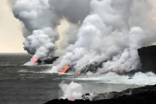 Lava fließt in den Ozean — Stockfoto