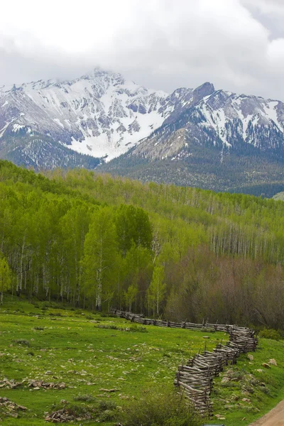 Berglandschaft und Zaun — Stockfoto